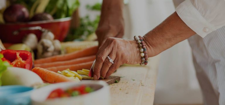 7 Ways to Make Eating Healthy Easier for Elderly Adults